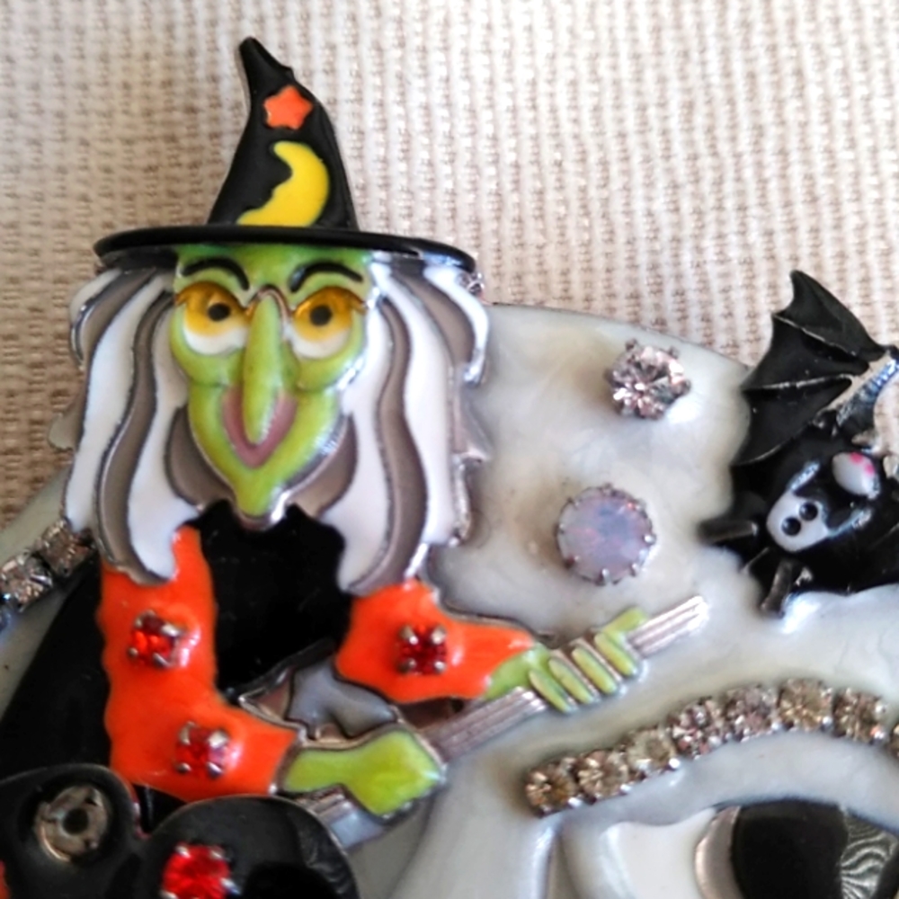 LATR2GO WITCH ON THE MOON PIN/ENHANCER - Picture 2 of 12